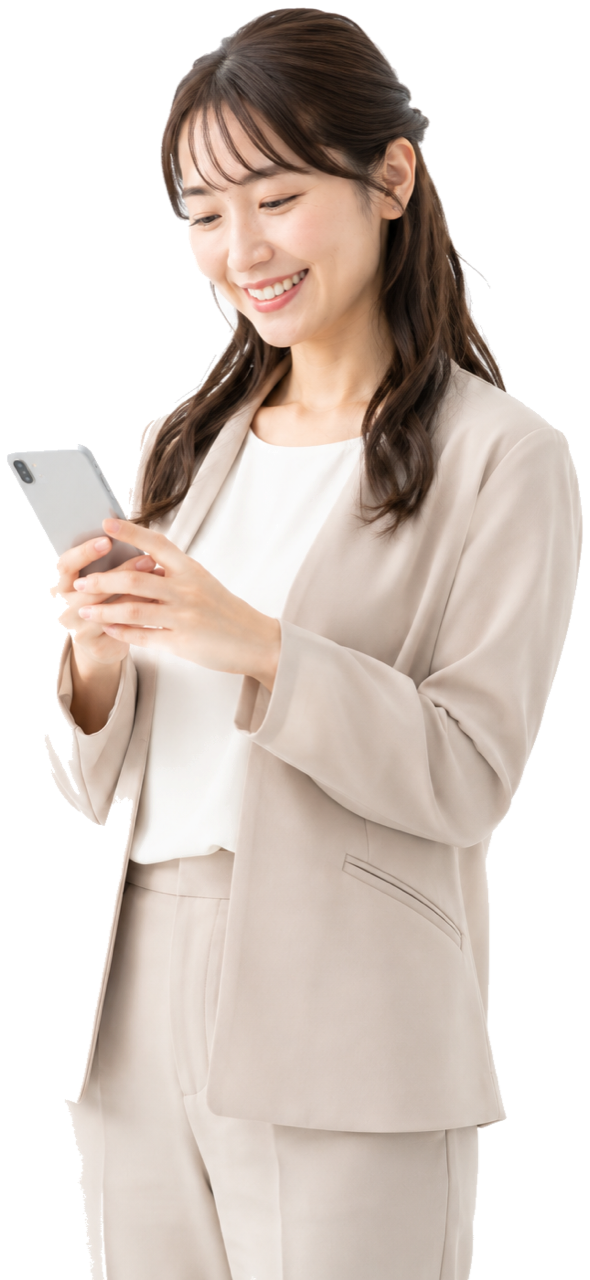 スマートフォンを見て微笑む女性